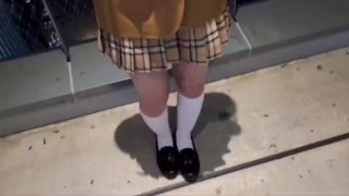 年轻少女在合集视频中被支配并崇拜她的伴侣的脚